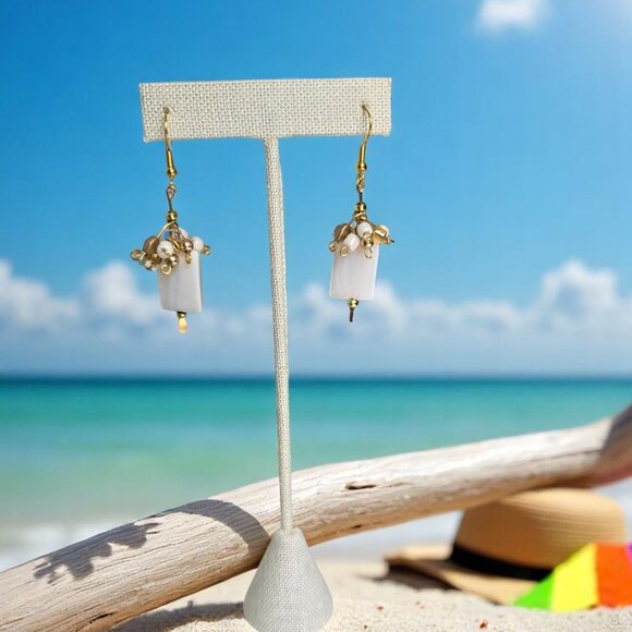 Mother of Pearl Drop earring with white and gold beads - Picture 2 of 4